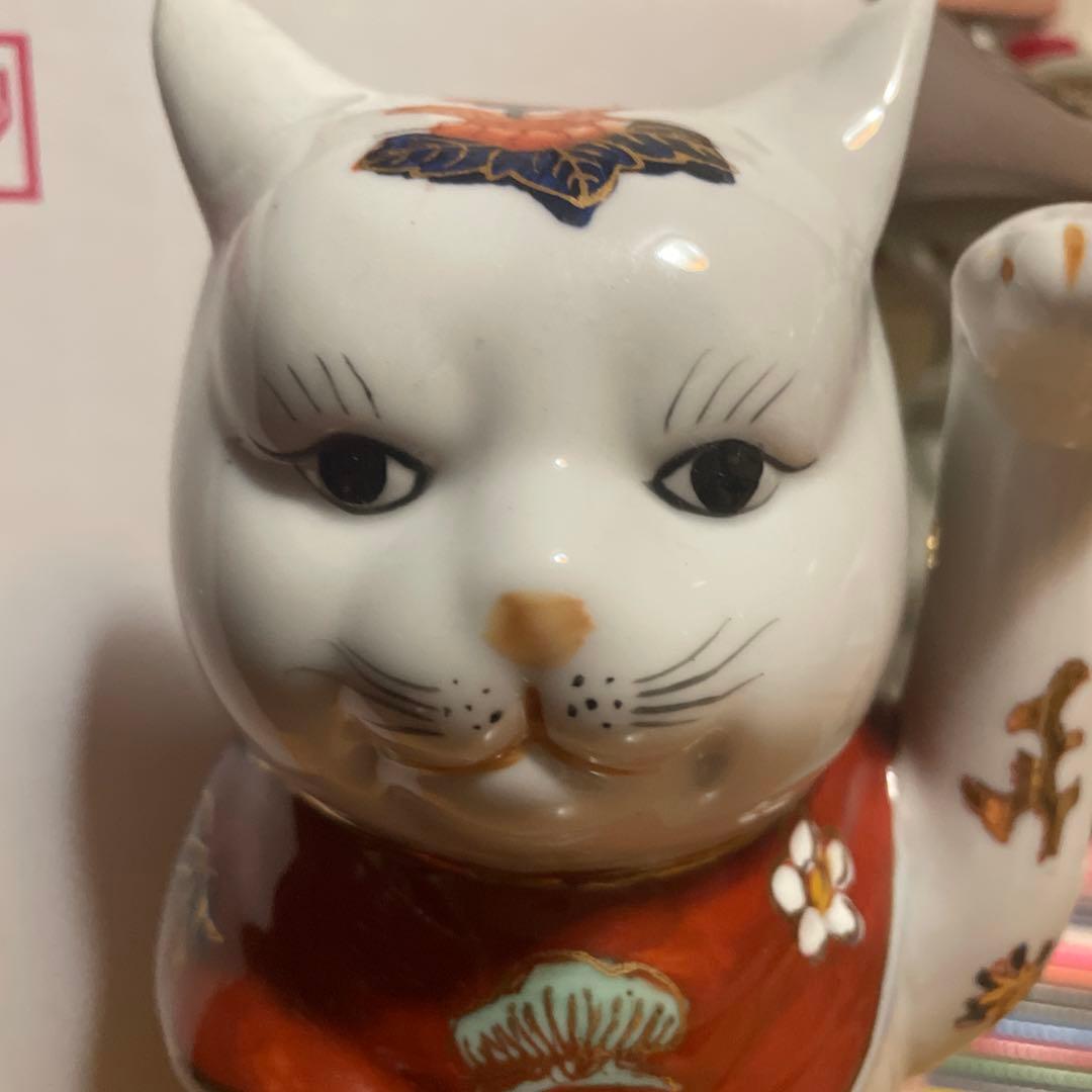 伊万里焼き招き猫 左手あげ　商売繁盛.良縁　陶器製 置物 花柄 唐草