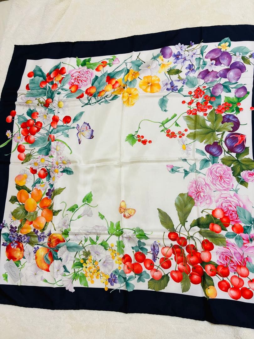 Gucci 【新品未使用】 フラワーとフルーツ柄のシルクスカーフ