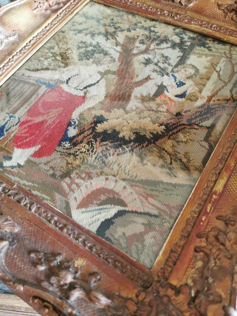 アンティーク 水を汲む女性 ラッパを吹く少年 プチポワン彫刻額装 ガラスフレーム