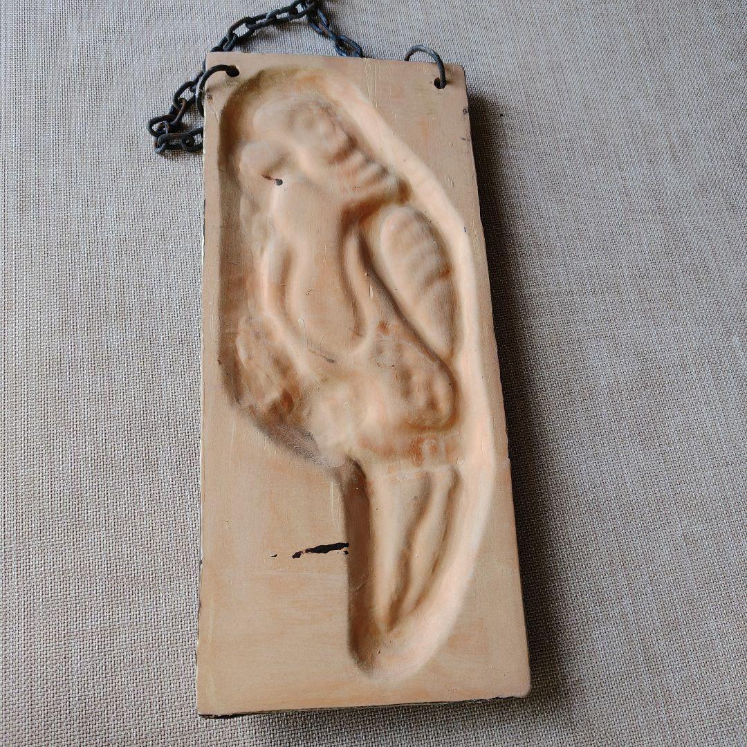 オウムの陶器製壁掛け