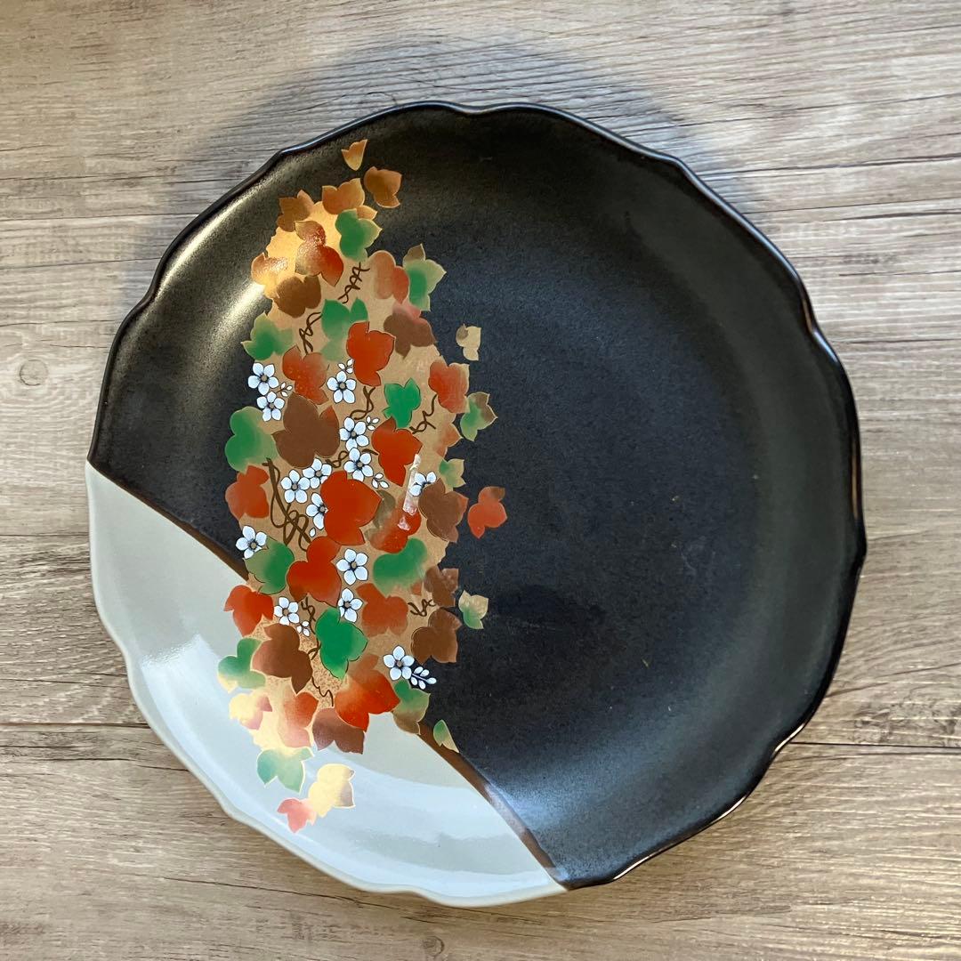 3F 【美品】九谷焼 廣斎 飾皿 大皿 盛皿 蔦 金彩 伝統工芸 黒地 華やか