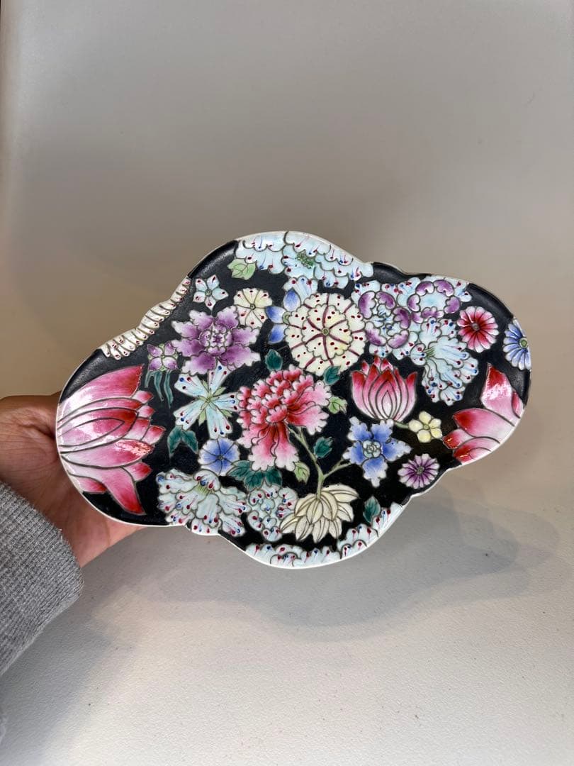 大清同治年製 底款 黒地 百花不落地 彩絵 雲形 高台 皿 古董品 古い陶磁