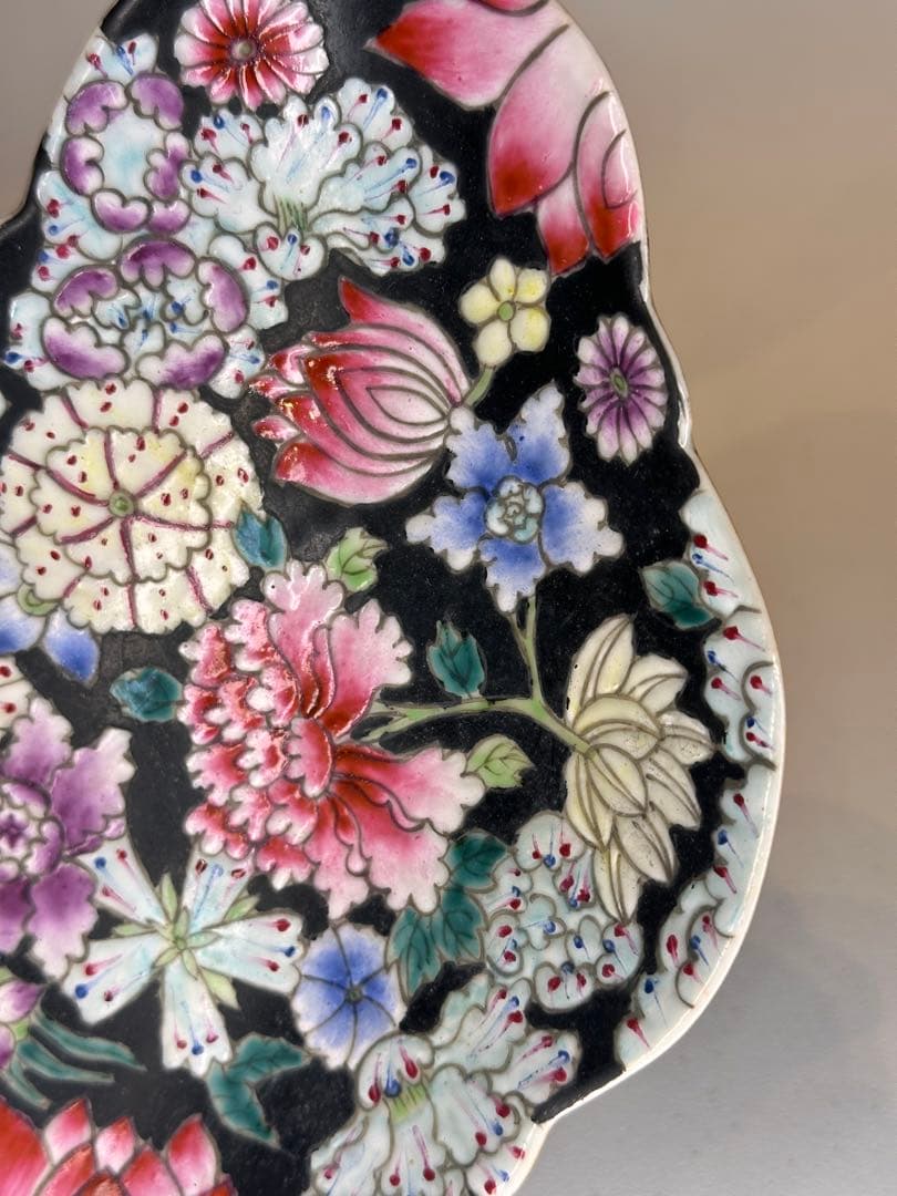 大清同治年製 底款 黒地 百花不落地 彩絵 雲形 高台 皿 古董品 古い陶磁