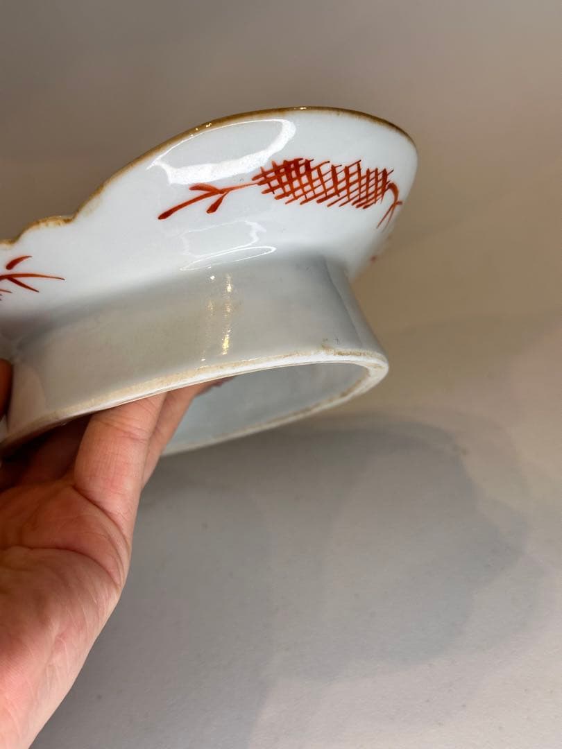 大清同治年製 底款 黒地 百花不落地 彩絵 雲形 高台 皿 古董品 古い陶磁