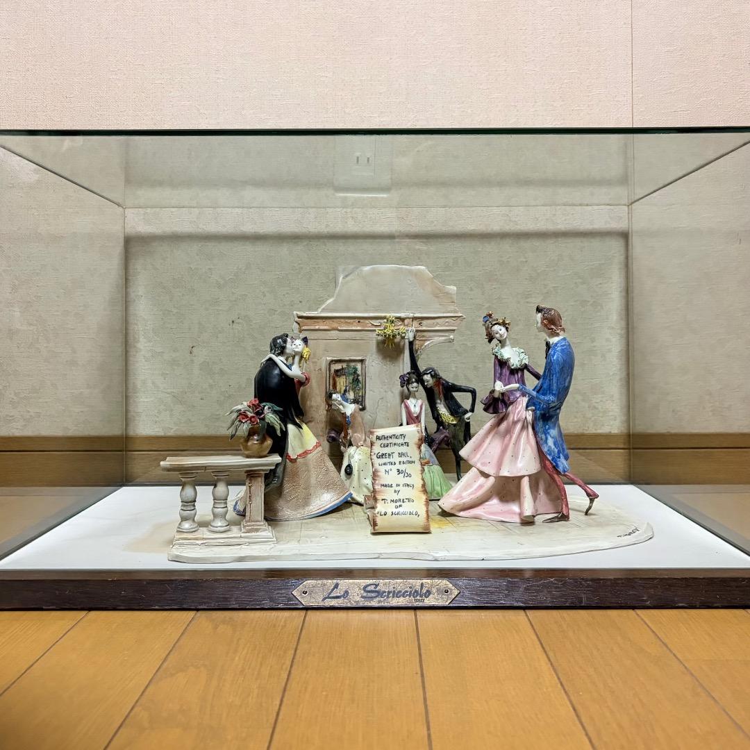 La Scuola 陶器製人形群像 世界30体限定 ガラスケース付き 「T1」