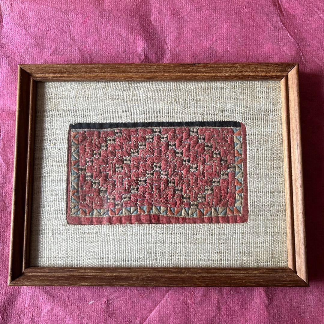 古布モン族手刺繍後ろ襟・古木チークウッド額装