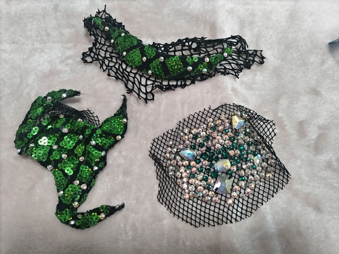 【期間限定値下げ・パソスカート有り】黒と緑のエレガントなラテンドレス