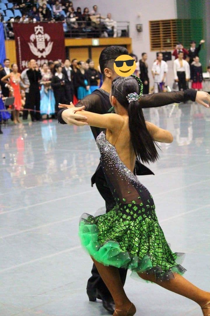 【期間限定値下げ・パソスカート有り】黒と緑のエレガントなラテンドレス