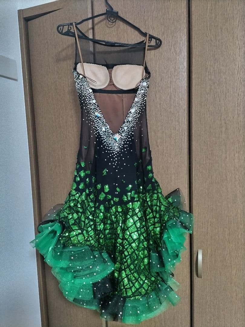 【期間限定値下げ・パソスカート有り】黒と緑のエレガントなラテンドレス