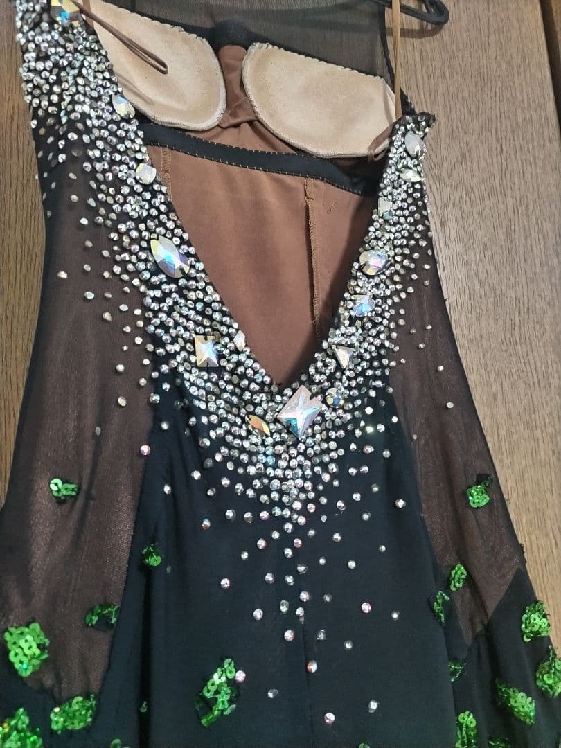 【期間限定値下げ・パソスカート有り】黒と緑のエレガントなラテンドレス