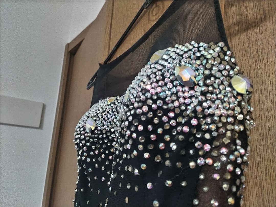 【期間限定値下げ・パソスカート有り】黒と緑のエレガントなラテンドレス