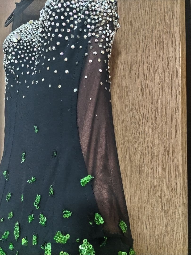 【期間限定値下げ・パソスカート有り】黒と緑のエレガントなラテンドレス