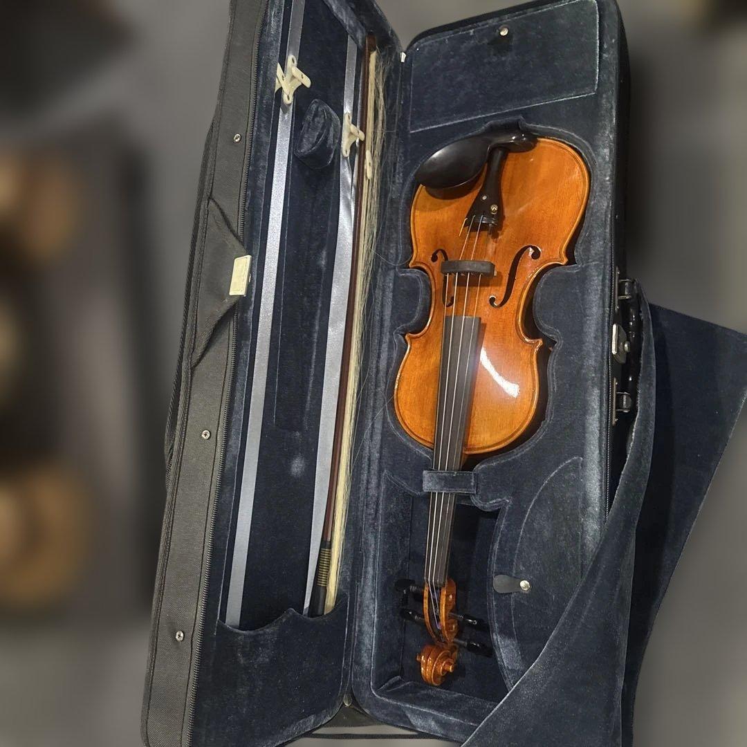 茶色の4/4バイオリンと黒のケース