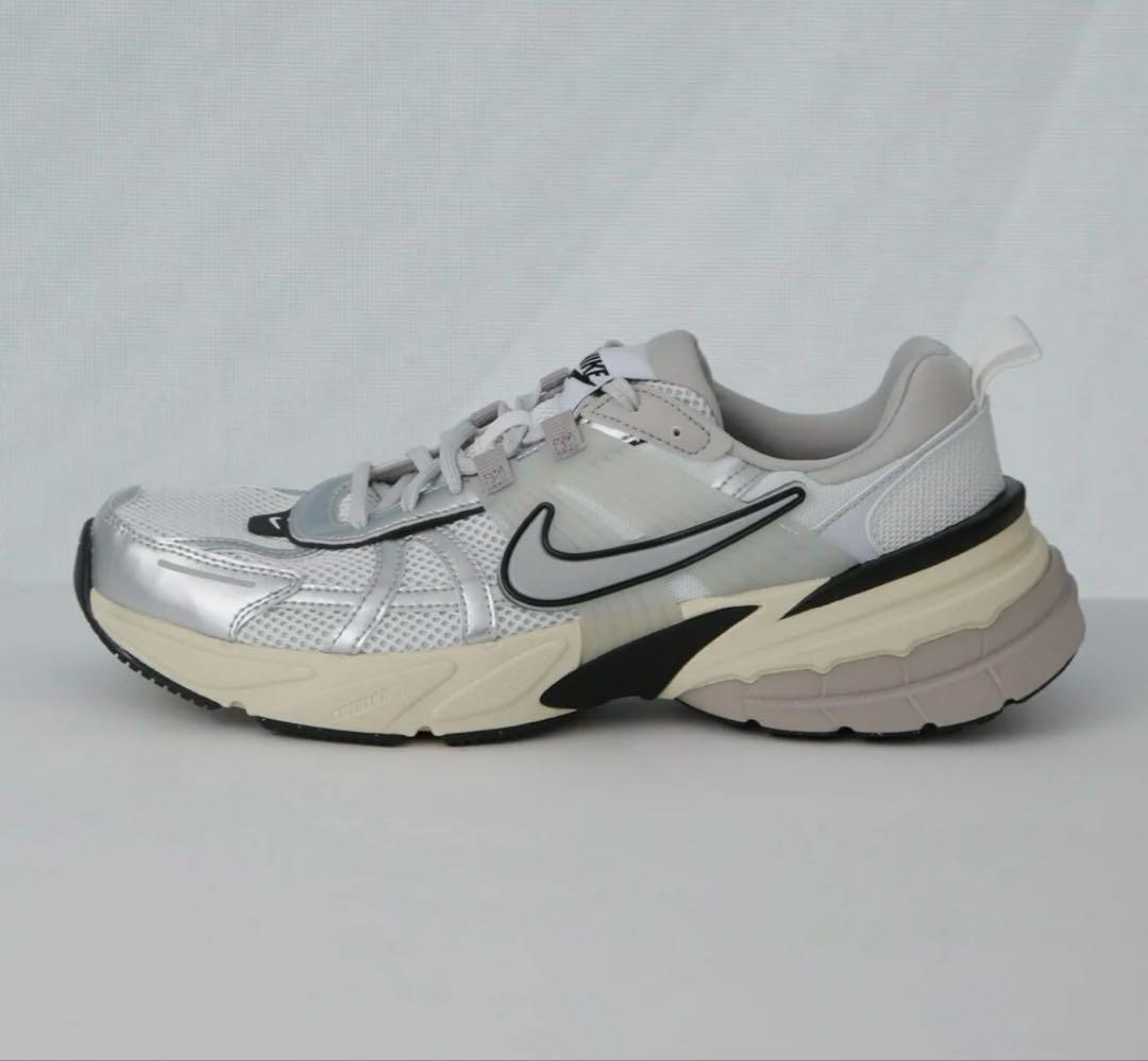 Nike スニーカー ホワイト/グレー