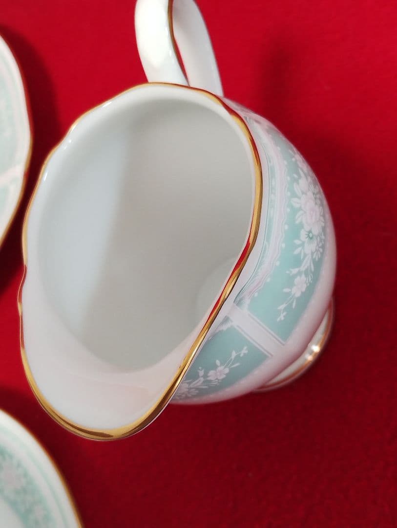 ノリタケカップ＆ソーサーセット5 個とクリーマー付き