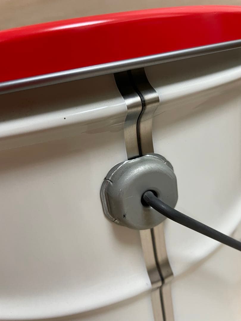 ハローキティ　ブリキ製フタ付缶