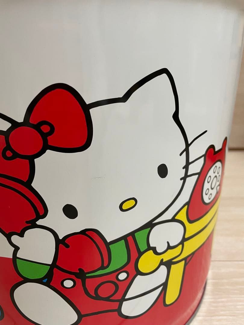 ハローキティ　ブリキ製フタ付缶