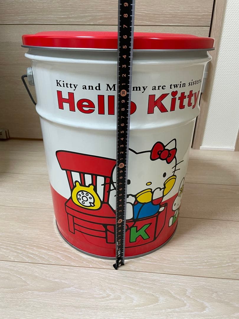 ハローキティ　ブリキ製フタ付缶