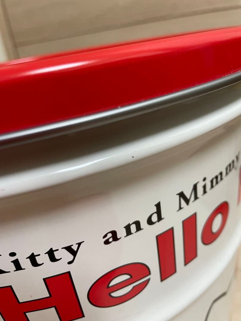 ハローキティ　ブリキ製フタ付缶