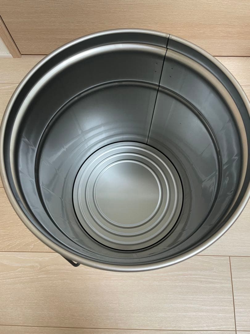 ハローキティ　ブリキ製フタ付缶