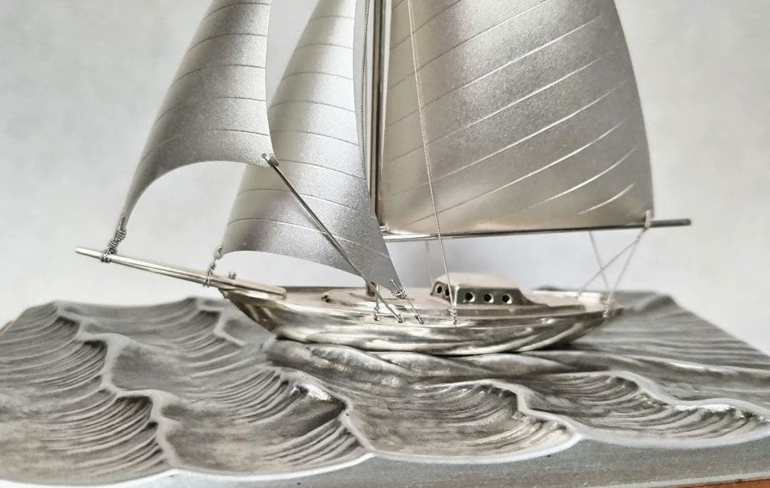 関 武比古作 銀製ヨット6号(カッター）スロープケース