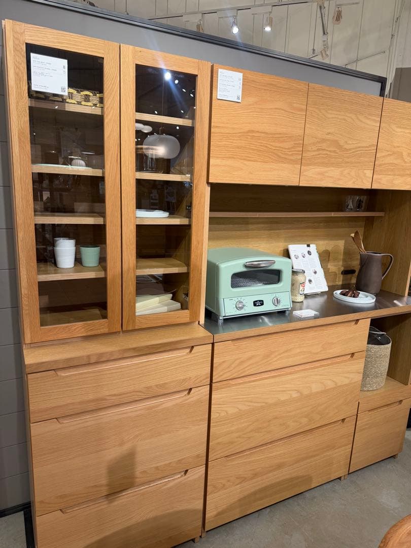 モダンなオーク製食器棚