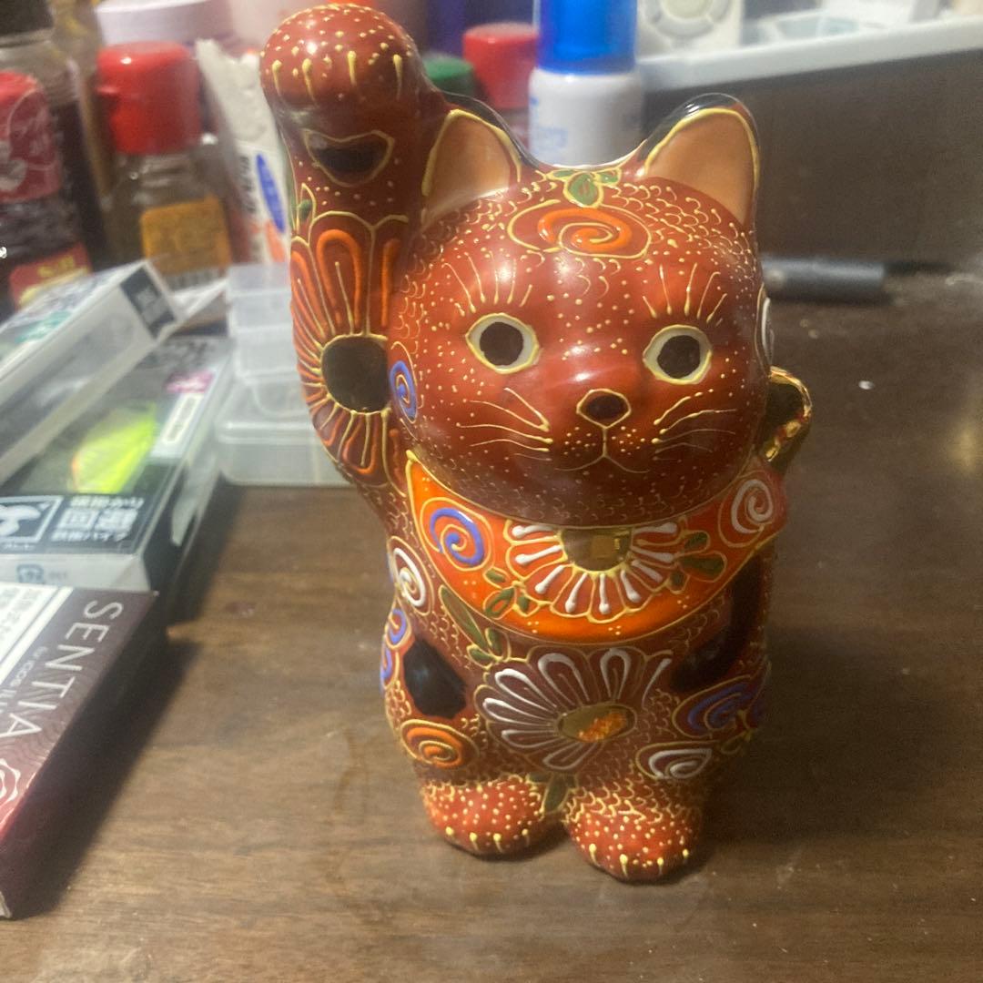 九谷焼　招き猫 赤地 右手　花柄