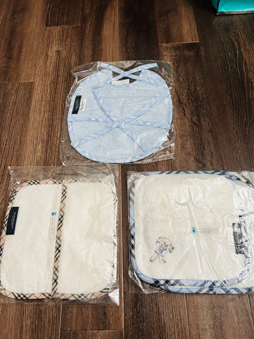 ▪️期間限定値下げ▪️新品未使用バーバリーハンドタオル6枚・スタイセット