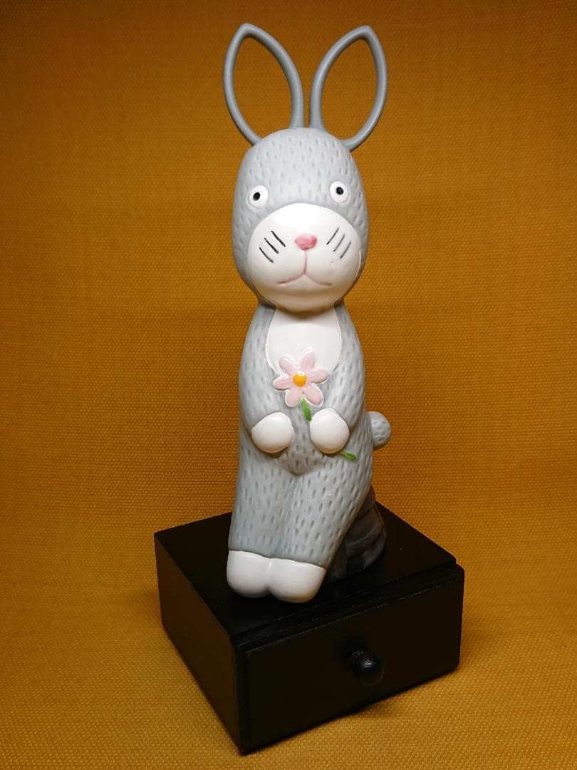 【美品】人形　兎　小物入れ　陶器　置物　インテリア　工芸品　美術品　A1076