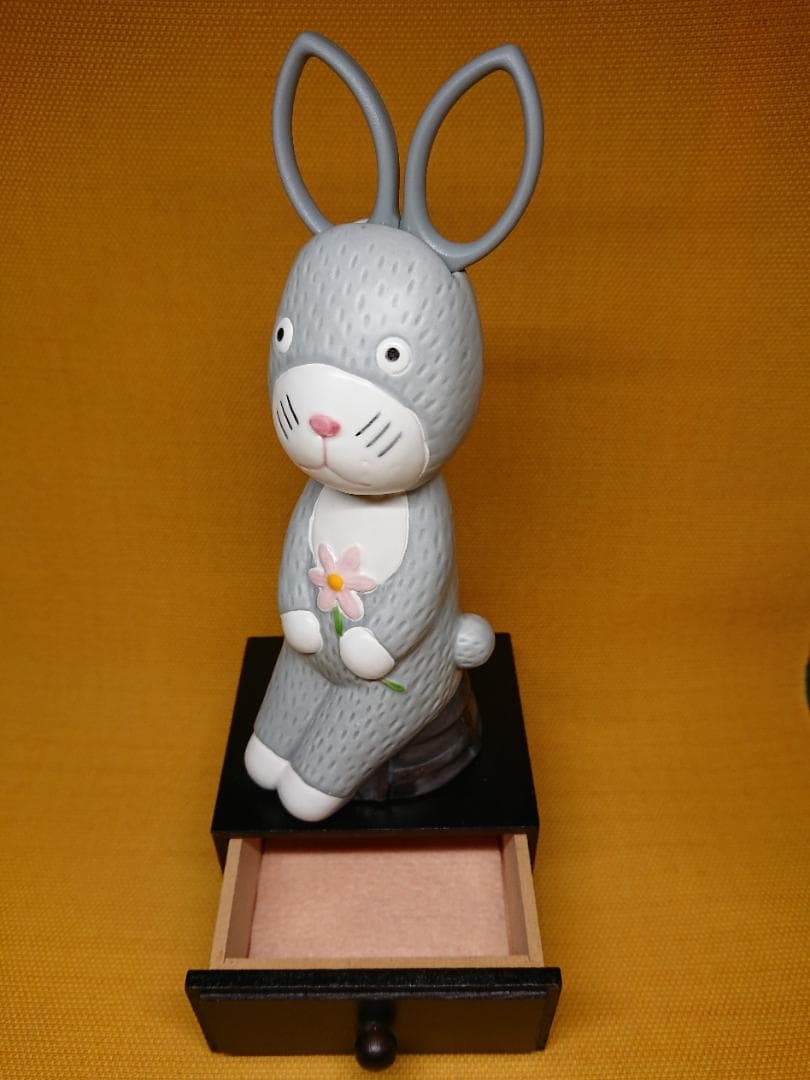 【美品】人形　兎　小物入れ　陶器　置物　インテリア　工芸品　美術品　A1076