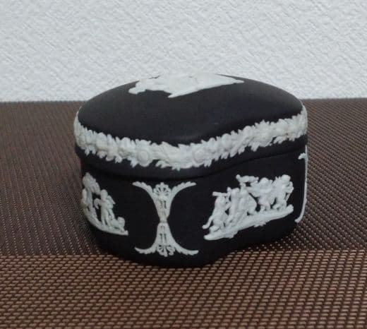 ウェッジウッド・ジャスパーブラック 蓋付小物入れ