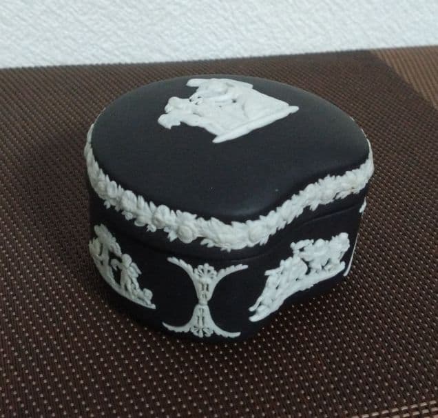 ウェッジウッド・ジャスパーブラック 蓋付小物入れ