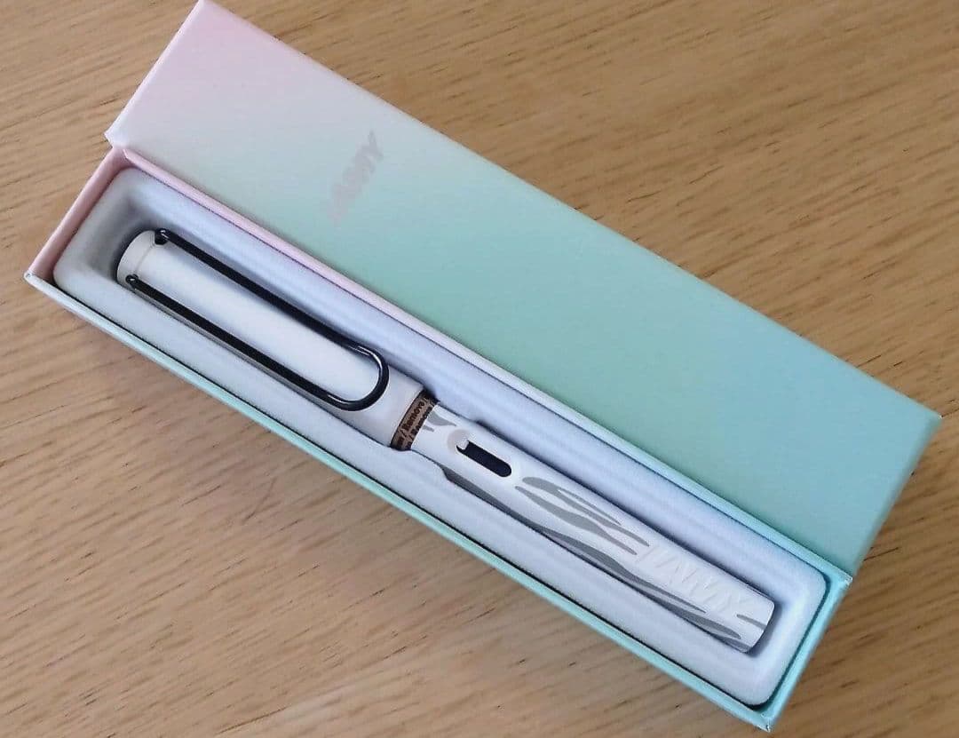 LAMY　サファリ　万年筆　ゼブラ　ホワイト軸　白軸　F細字　限定　アニマル柄