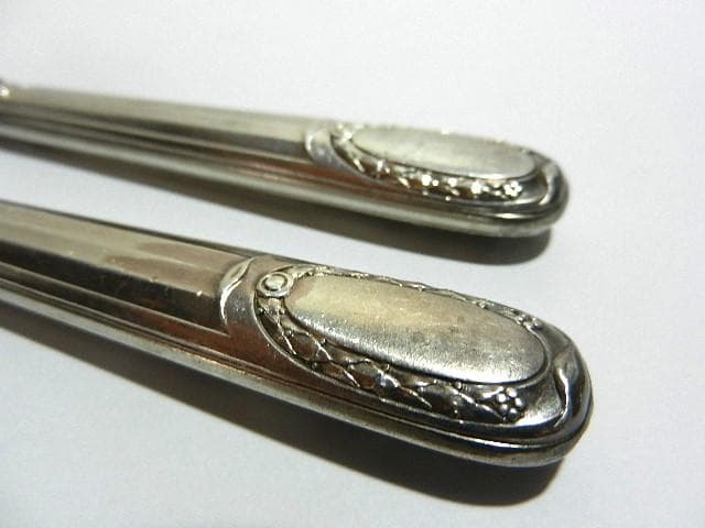 銀の持ち手に美しい黄銅のナイフとフォーク（デザート、オードブル用）