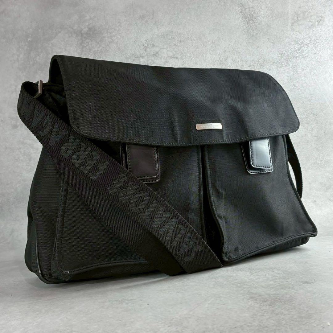 美品✨A4可 フェラガモ メッセンジャーバッグ ナイロン×レザー 斜め掛け 黒