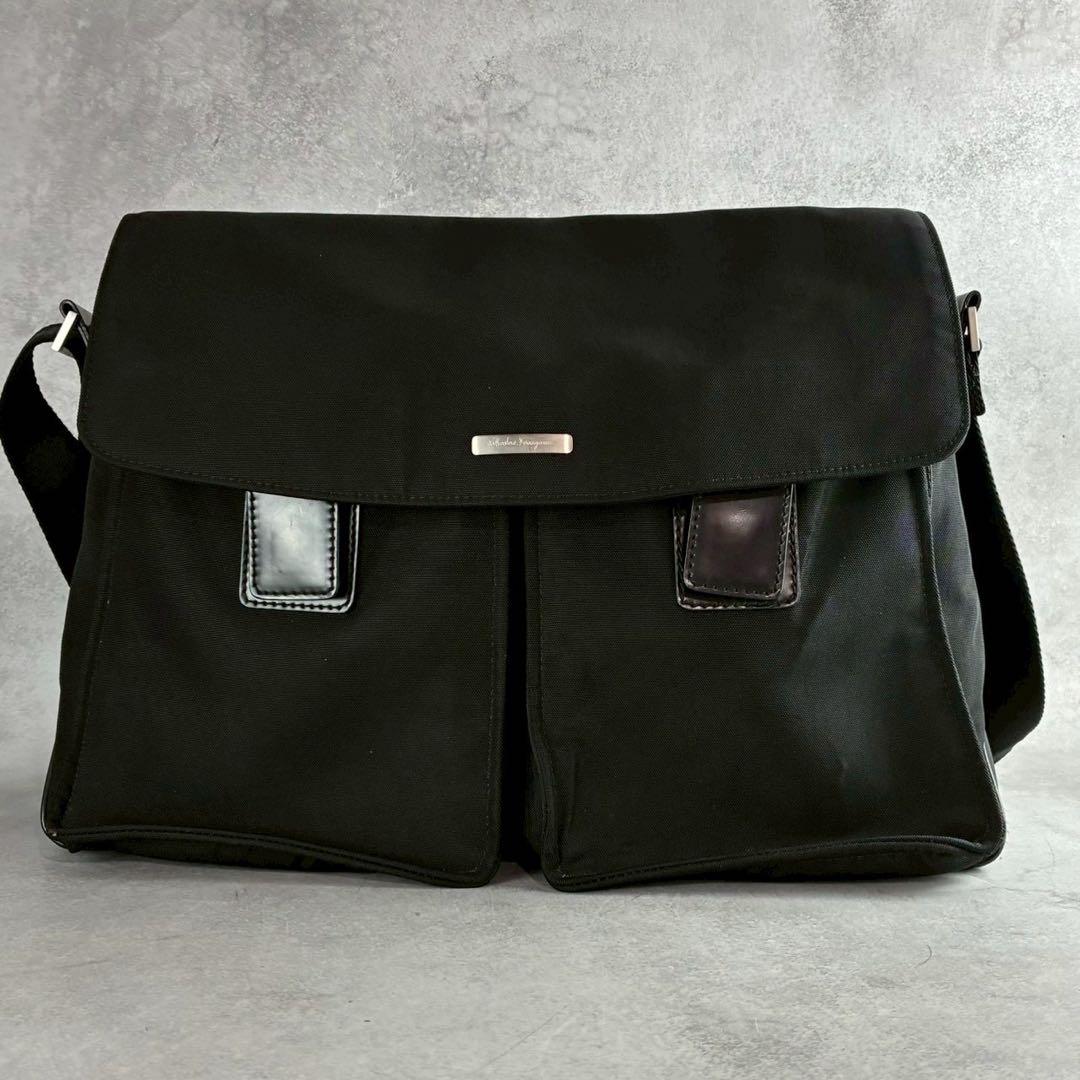美品✨A4可 フェラガモ メッセンジャーバッグ ナイロン×レザー 斜め掛け 黒