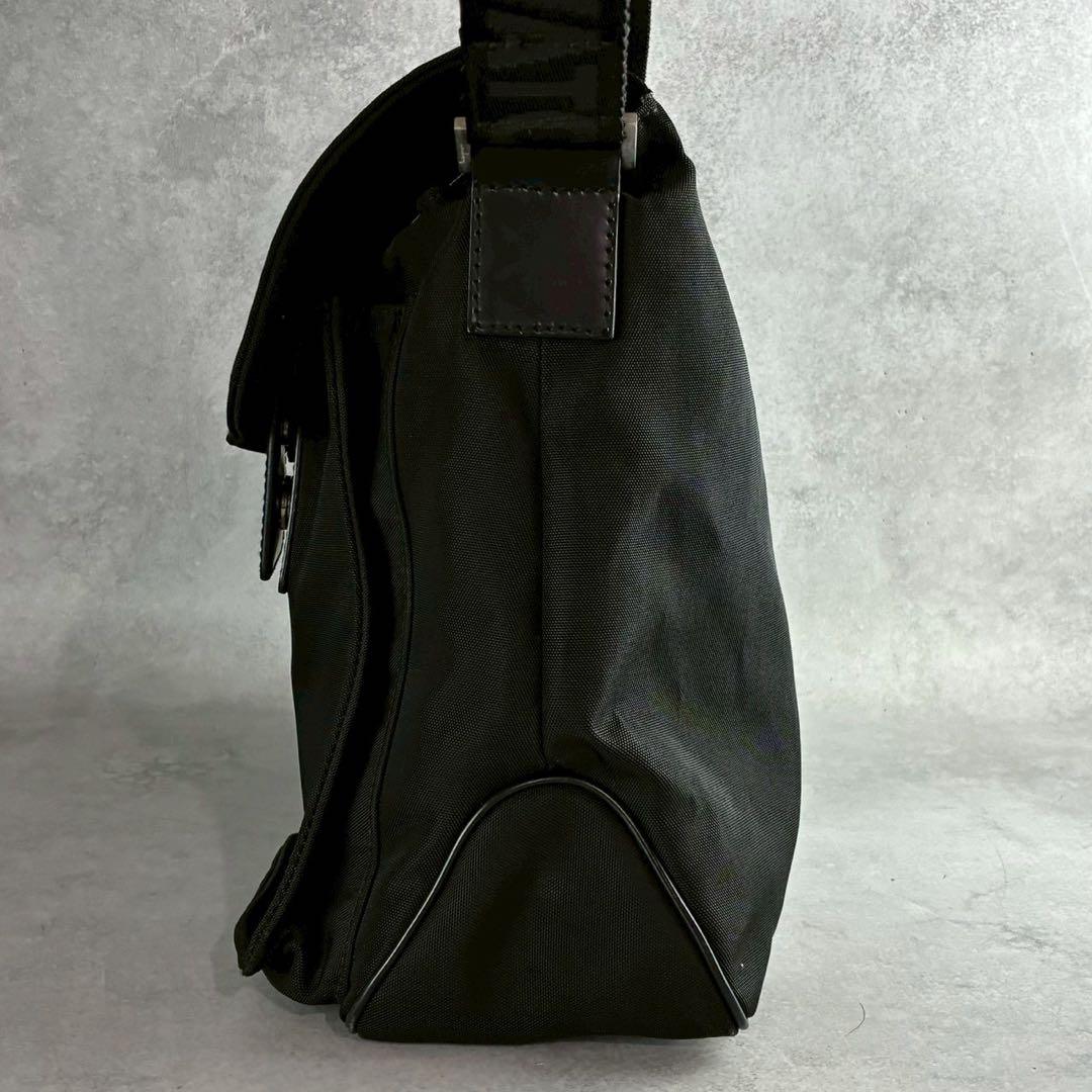 美品✨A4可 フェラガモ メッセンジャーバッグ ナイロン×レザー 斜め掛け 黒