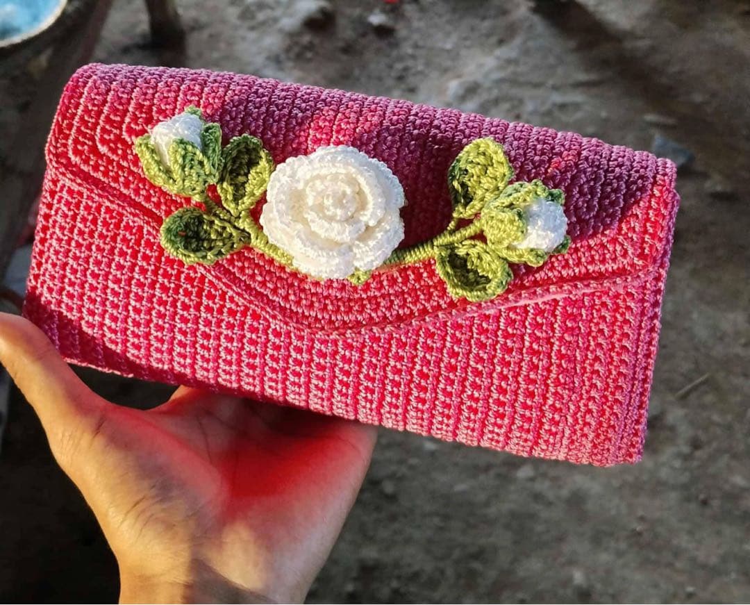 花刺繍付きピンククラッチポーチ