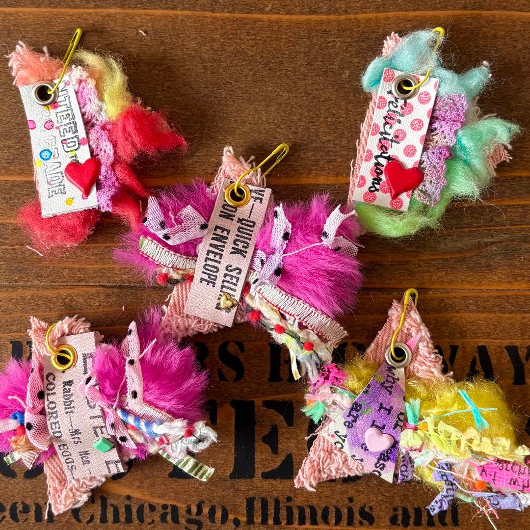 デザインタグ　カラフルファーと引き揃え糸の三角フリンジタグ③650