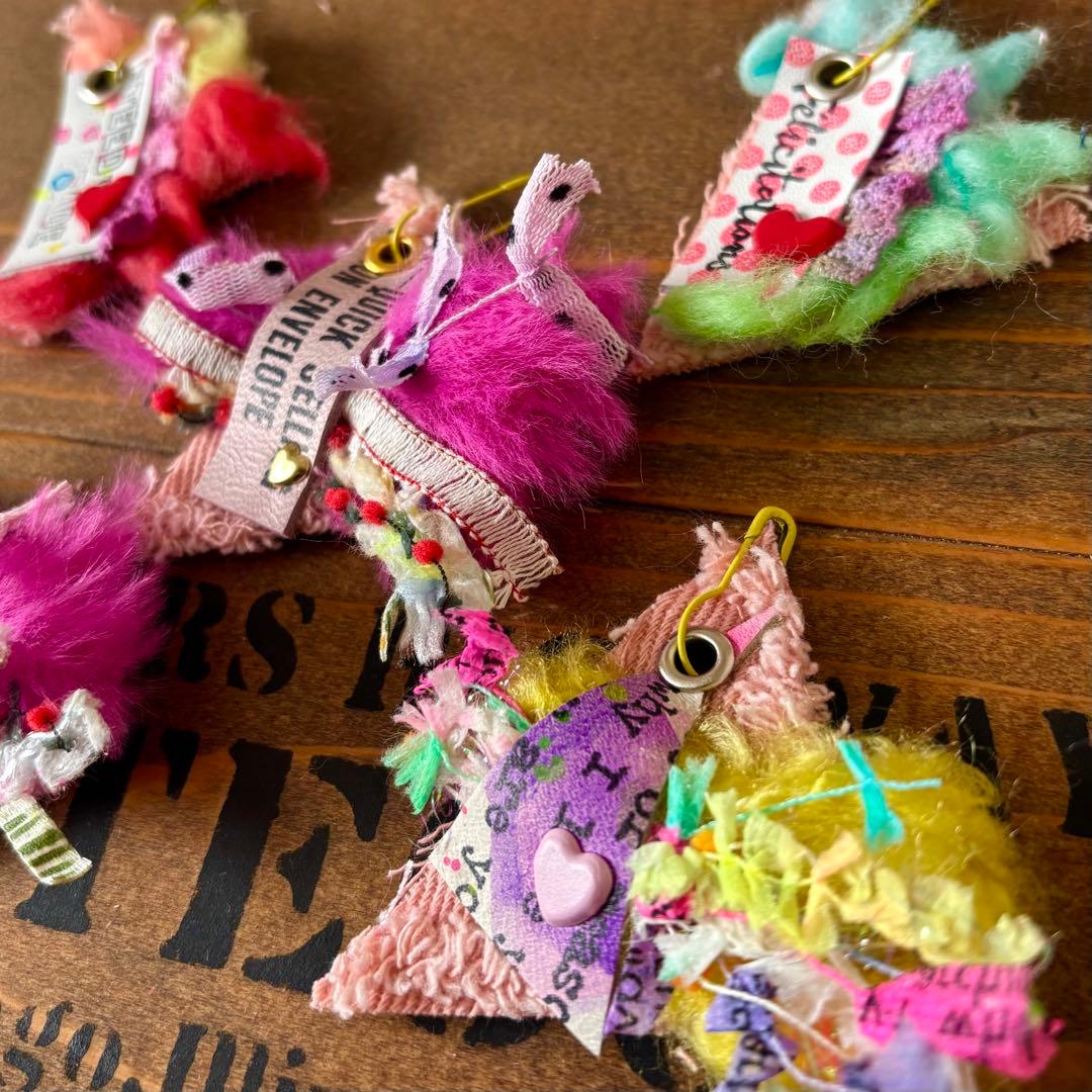 デザインタグ　カラフルファーと引き揃え糸の三角フリンジタグ③650