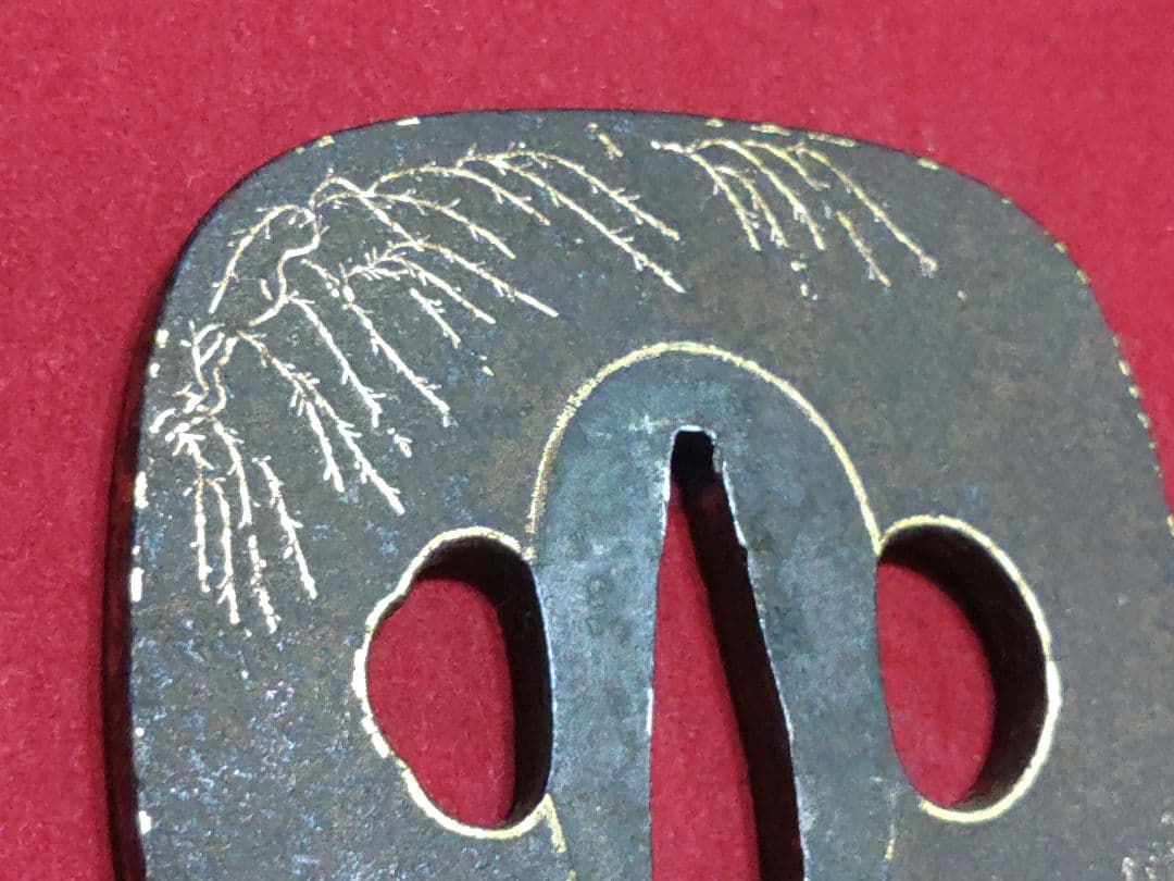 撫角形鍔　金象嵌耳　柳・笹柄　線象嵌　武具　ツバ　かわいい鍔　つば　鉄製　刀装具