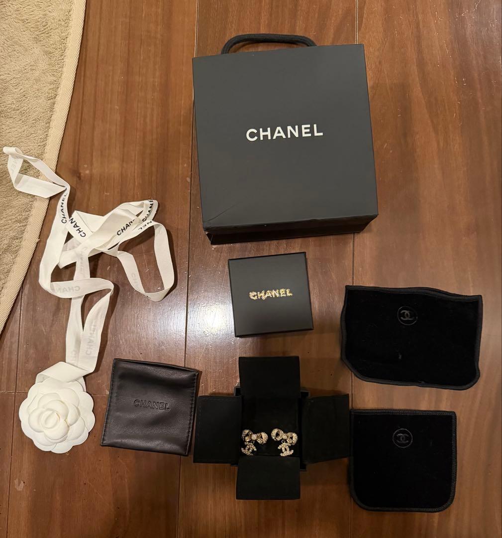 CHANEL ゴールド リボン ピアスと限定キーホルダー(CHANEL刻印あり)