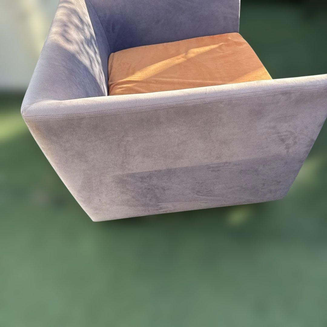 グレーの1人掛けソファ オレンジクッション付き Arflex