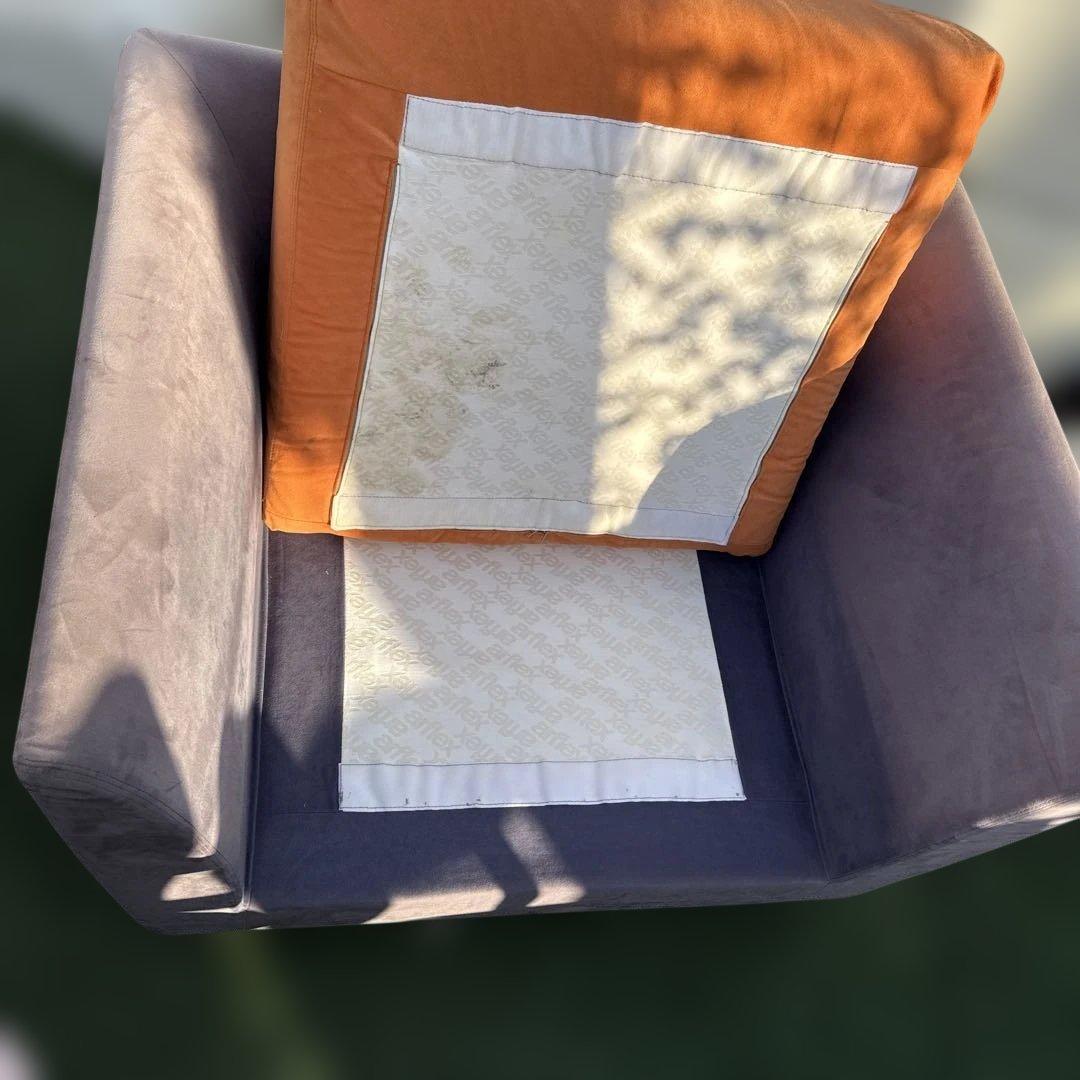 グレーの1人掛けソファ オレンジクッション付き Arflex