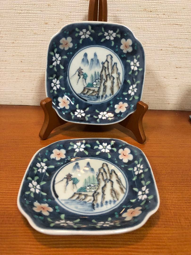 有田焼　佐藤走波 染錦 角なぶり花輪山水文銘々皿