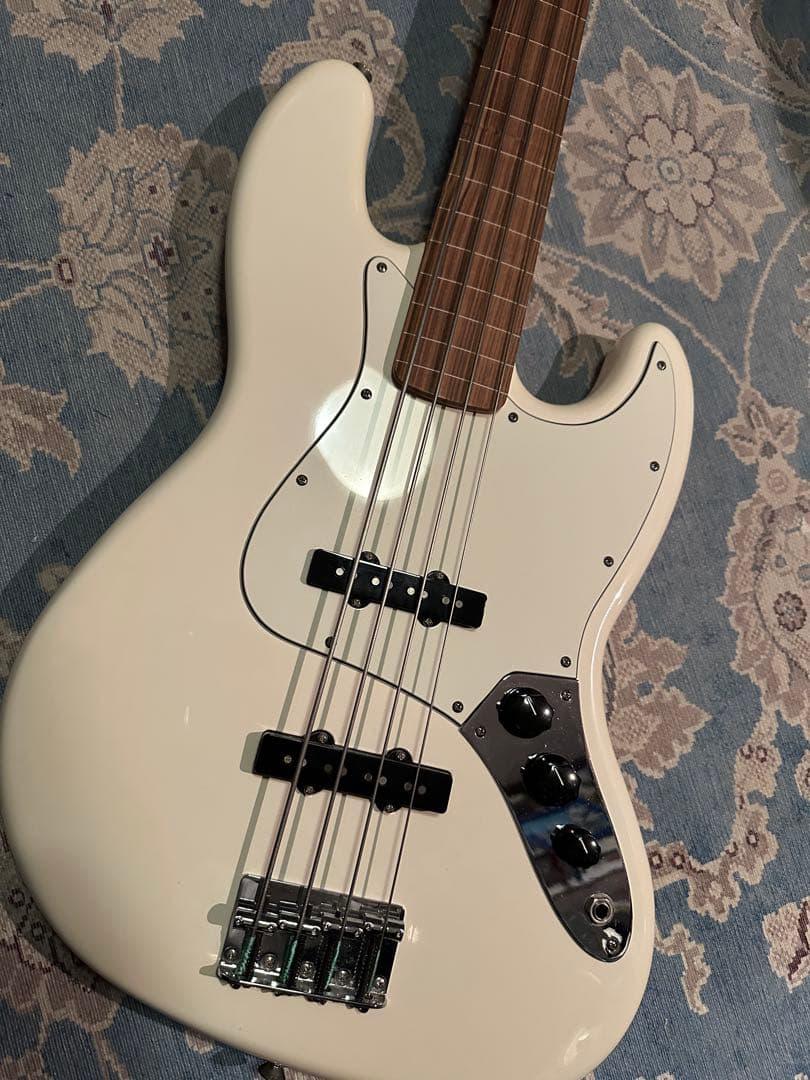 Fender Jazz Bass ホワイト 4弦エレキベース　フレットレス