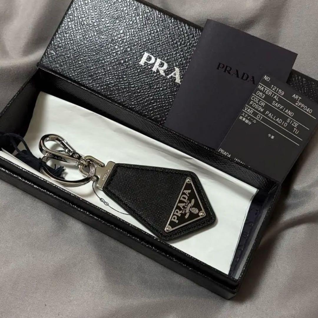 PRADA トライアングルロゴ サフィアーノレザー キーチェーン キーホルダー