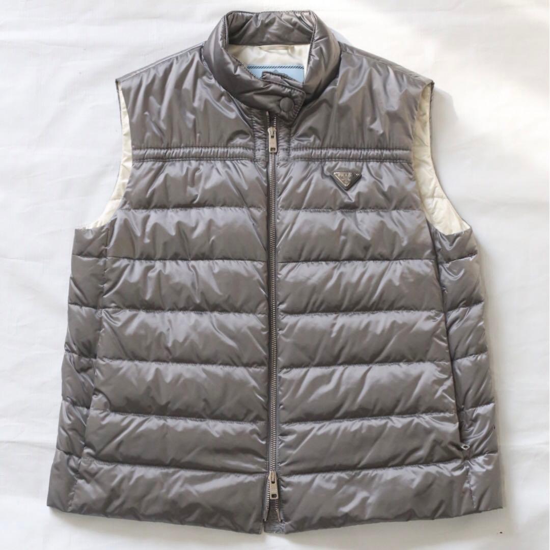 美品 PRADA プラダ ダウンベスト 三角プレート ベージュ グレー