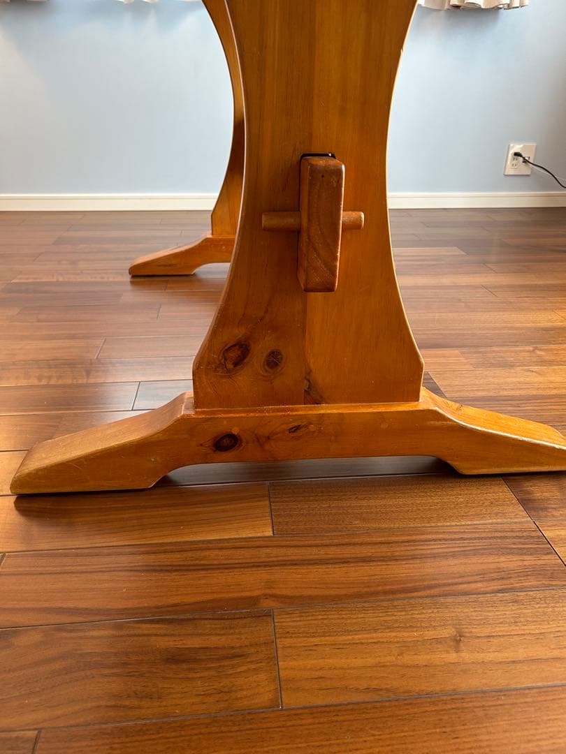 アントステラ・木製ダイニングテーブル ・4〜6人用　パイン材・カントリー