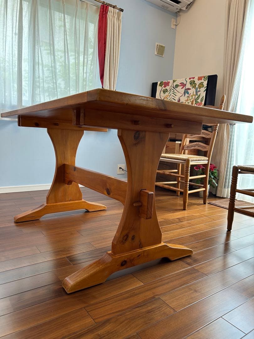 アントステラ・木製ダイニングテーブル ・4〜6人用　パイン材・カントリー